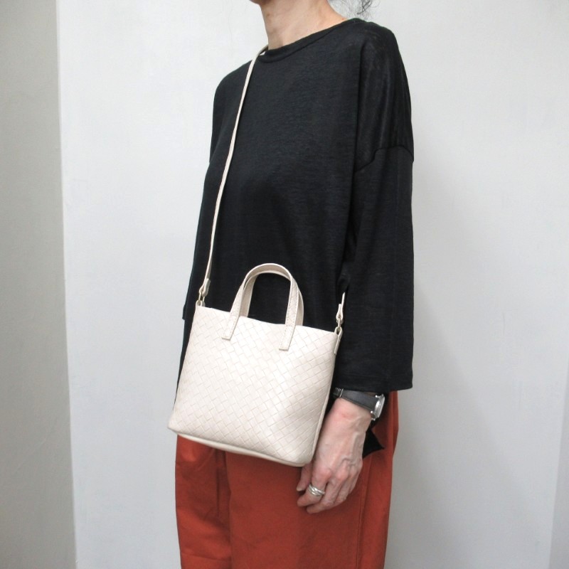 Legato Largo  エンボスイントレチャートハンドル付きミニショルダー /IV